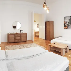 Luxury New Cozy Flat At Dob Street Nearby Gozsdu Court , Budapest Hungría