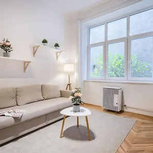 Bpr Toffee Design With A/c , Budapest Hungría